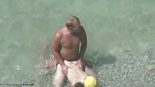 Ova elegantna cura s ...